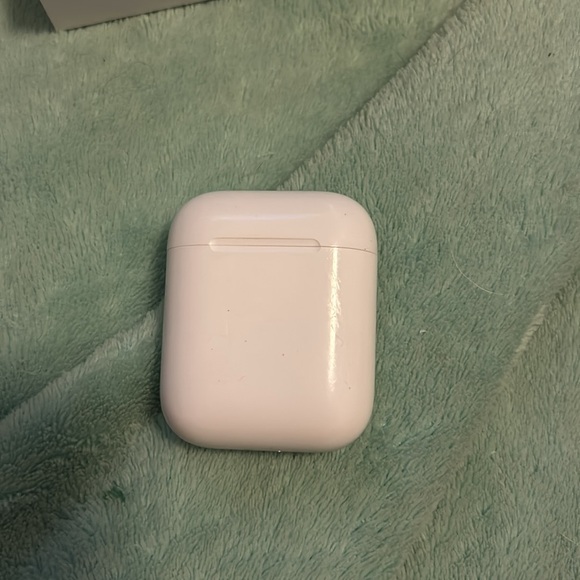 Apple AirPods (1st generation) with charging case and grey silicon cover. - Picture 4 of 13